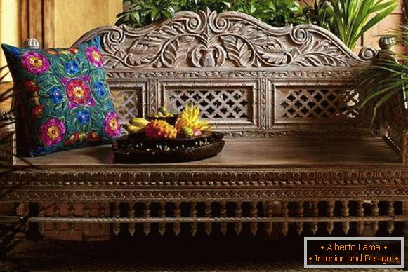 Indiai faragott bútorok - párnázott kanapé