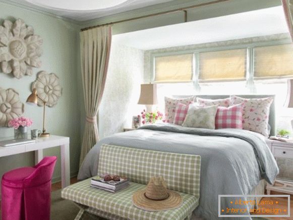 egy gyermekszoba rózsaszín-zöld szobája egy tizenéves lány számára