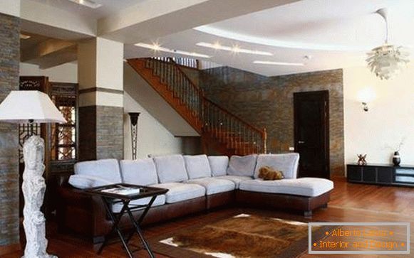 A nappali belseje egy lépcsőházban egy magánházban - egy gyönyörű formatervezési minta