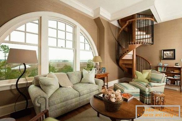 A nappali belseje spirális lépcsőházzal egy magánházban - tervezési ötletek