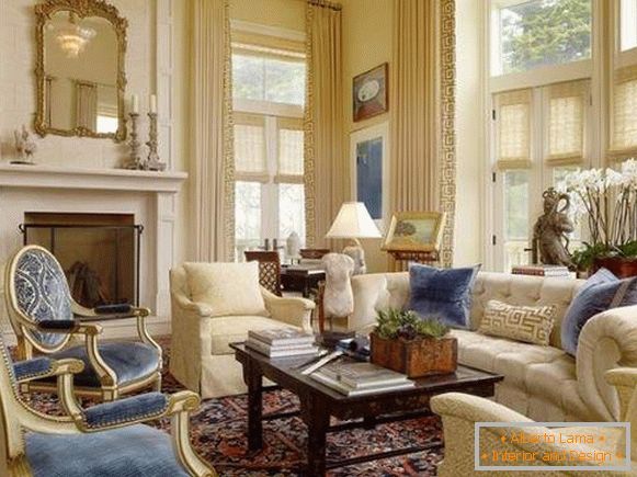 A klasszicista stílusú magánházban lévő nappali luxus belső tere