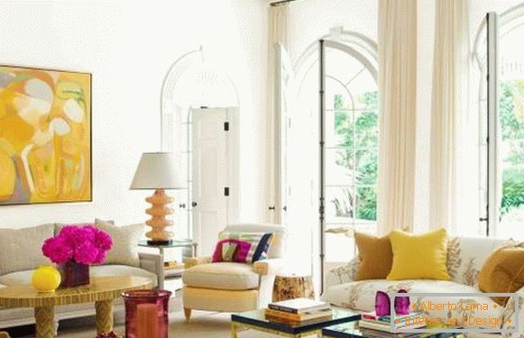 A nappali sárga-rózsaszín belseje - modern stílusban