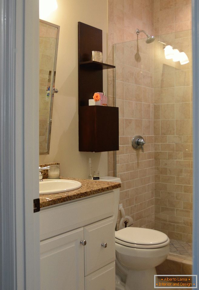 Egy kis lakás belseje: egy világos fürdőszoba