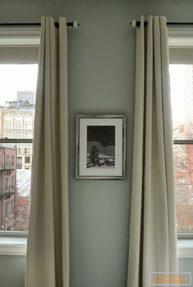 Egy kis lakás belseje: hosszú függönyök az ablakokon
