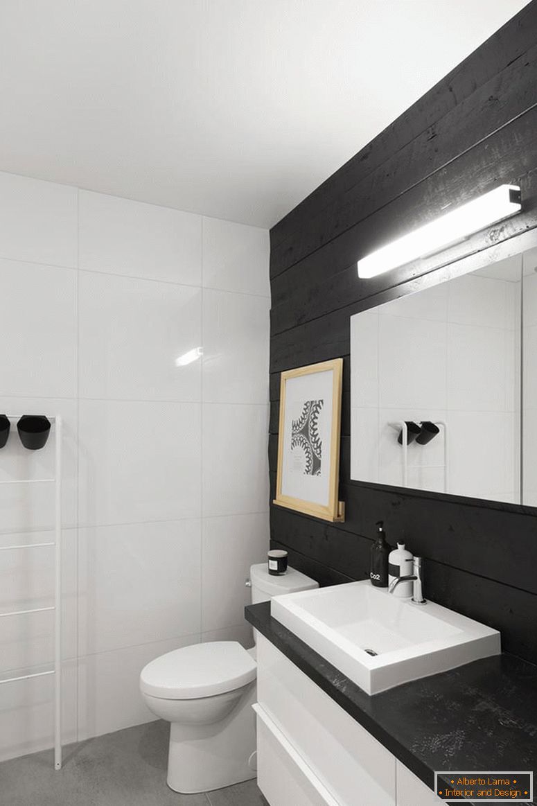 Egy kis fürdőszoba fekete-fehérben