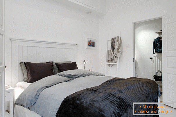 A hálószobás apartman belseje skandináv stílusban Göteborgban