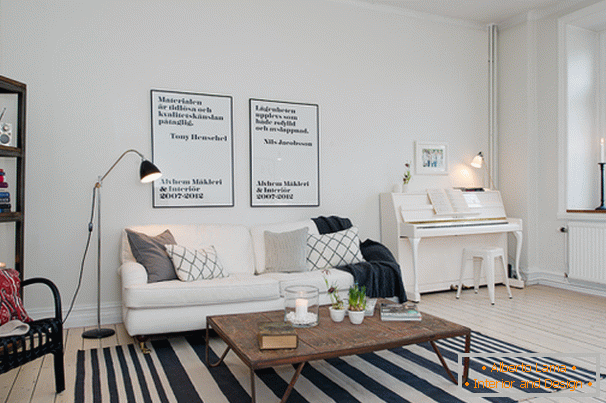 Zongora a nappaliban skandináv stílusú apartmanokban