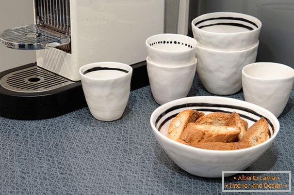 A göteborgi skandináv stílusú lakás konyhájában készült edények