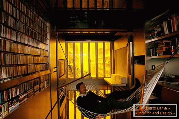 Egy kis szoba belseje: a függőágy a könyvtárban
