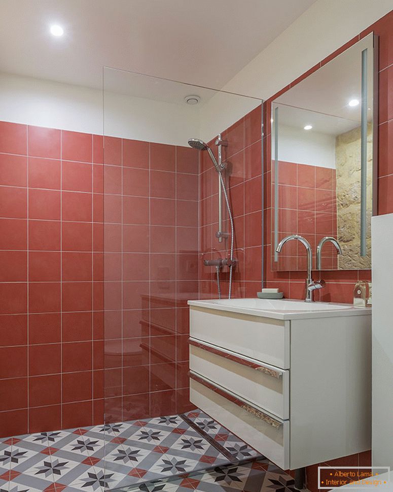 Piros csempék a kis fürdőszoba belsejében