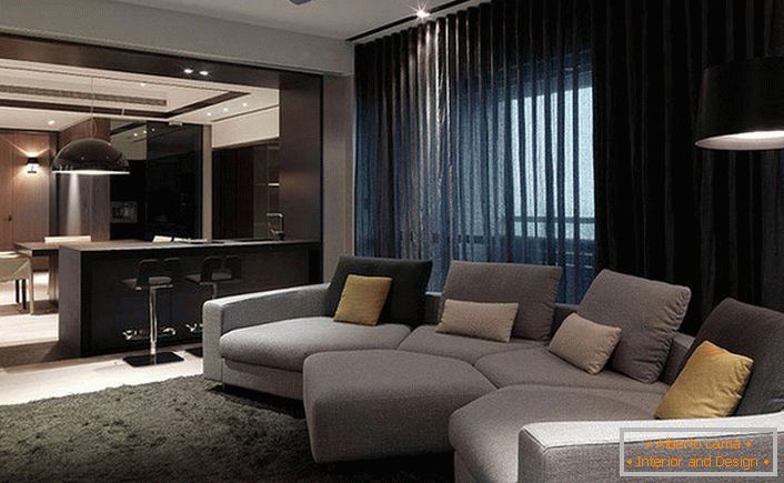 A szoba mennyezete és falai high-tech monokróm, a bútorok feltétlenül a szoba fő színének színe alatt vannak.