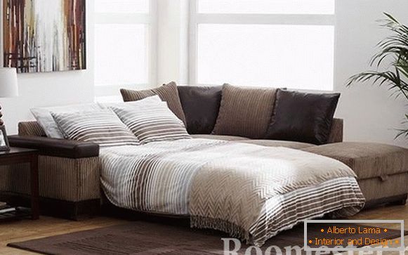 Összecsukható kanapé ruhákkal és éjjeliszekrénnyel