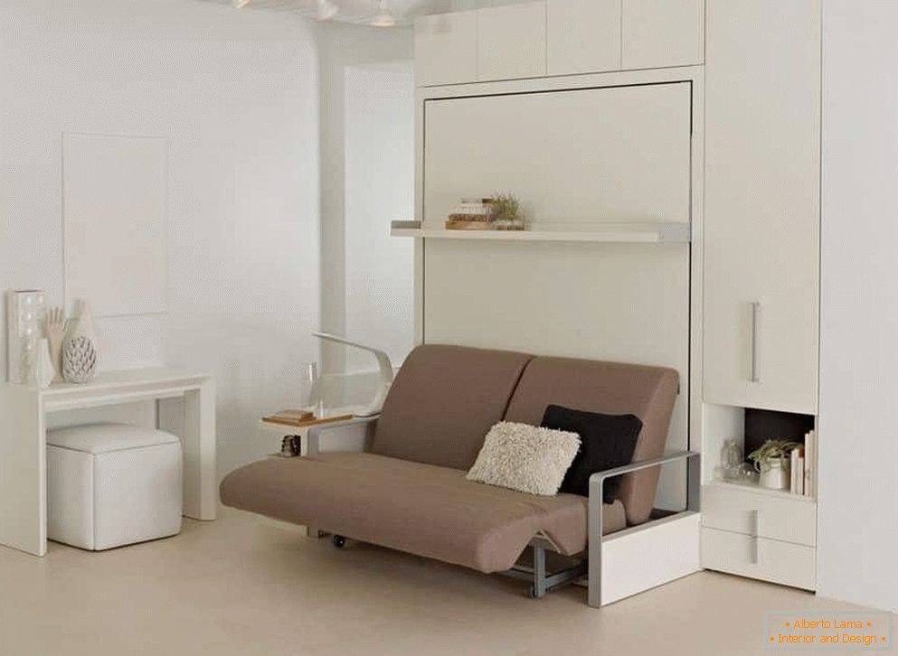 Kényelmes kanapé átalakítása a szekrényben egy kis helyiségben