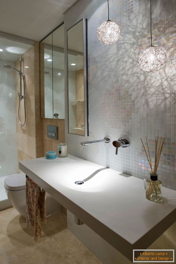 A stílusos modern fürdőszoba belseje
