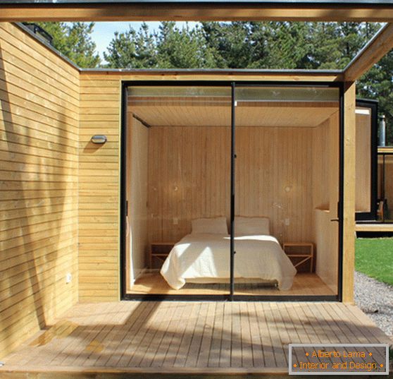 Hálószoba egy fából készült moduláris házban