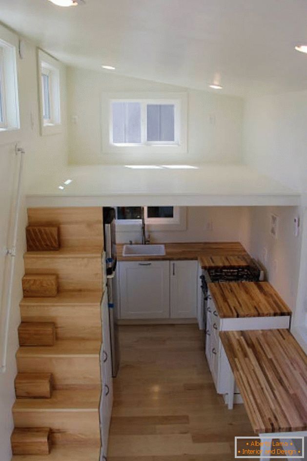 Kis konyha egy kétemeletes házban