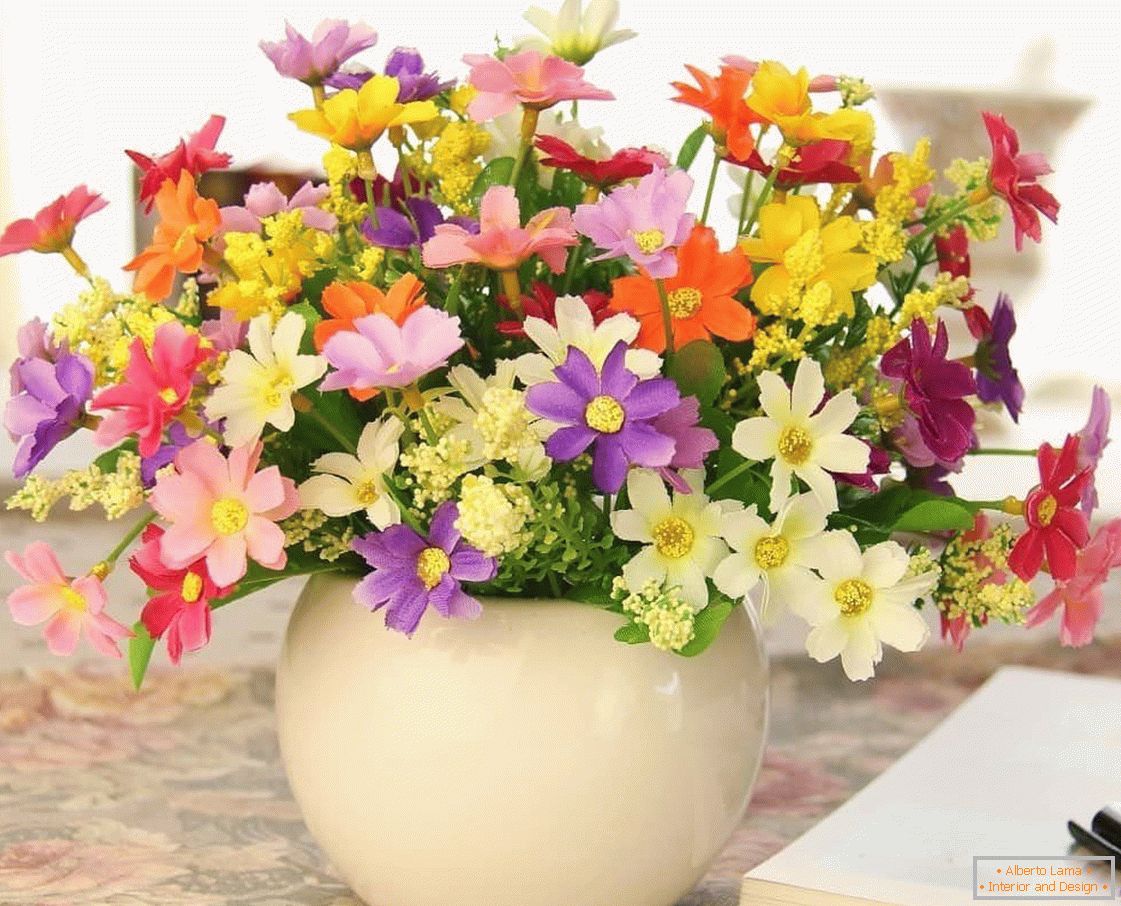 Egyszerű vázák tervezése mesterséges virágokkal