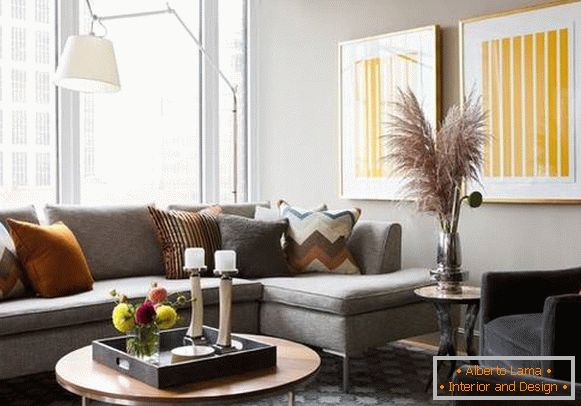Szürke kanapé és szőnyeg kombinációja más színekkel a belső térben