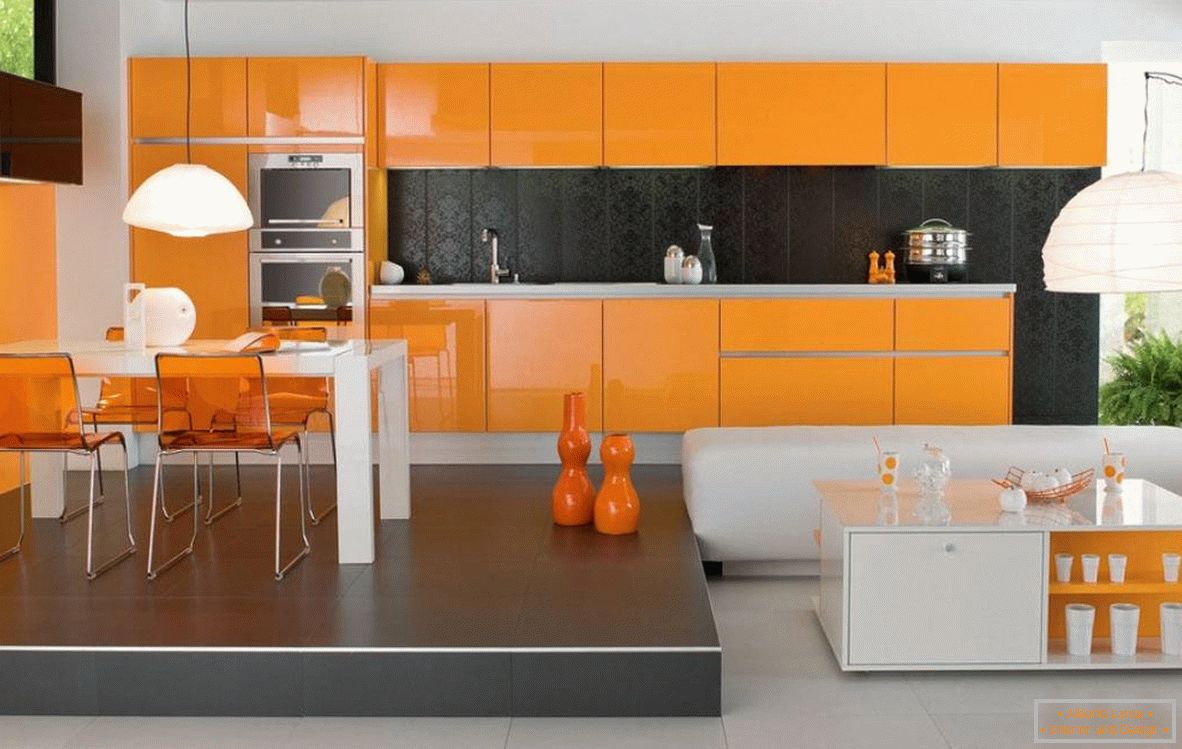 Fekete narancsszínű konyhában