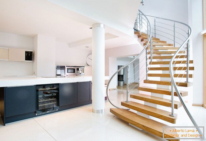 A lépcső kialakításának könnyedsége és egyszerűsége a ház tágas belsejének lakonikus formáját hangsúlyozza.