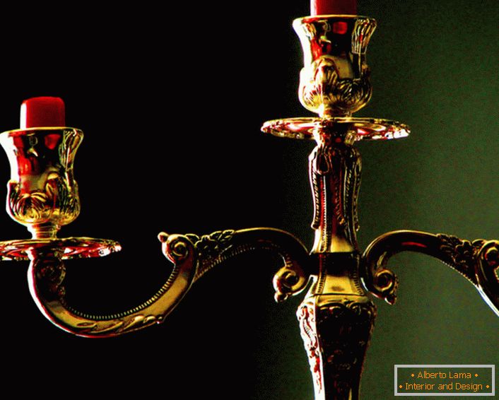 A klasszikus bronz csillár díszek a barokk vagy a birodalmi stílusban.