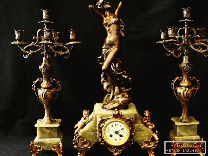 Klasszikus készlet - két bronz gyertyatartó és gyönyörű órák. Ideális dekoráció a kandalló számára.