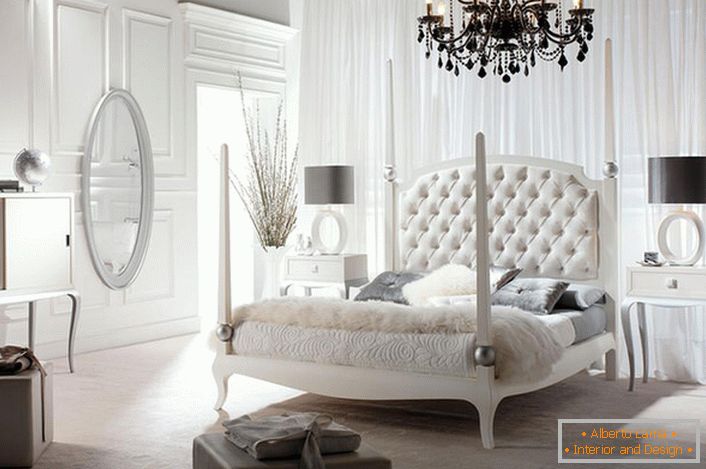 Luxus, elegáns hálószoba szecessziós stílusban, helyesen megválasztott világítással. Az elegendő mesterséges világítás romantikus szürkületet teremt a szobában.