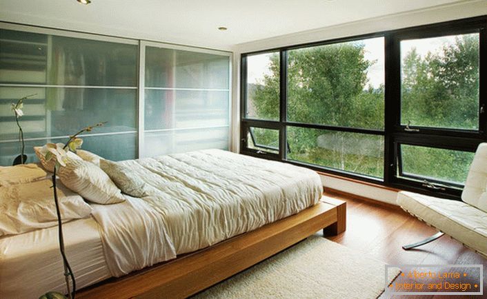 A fából készült alacsony ágy harmonikusan illeszkedik a szecessziós stílusú hálószobába.