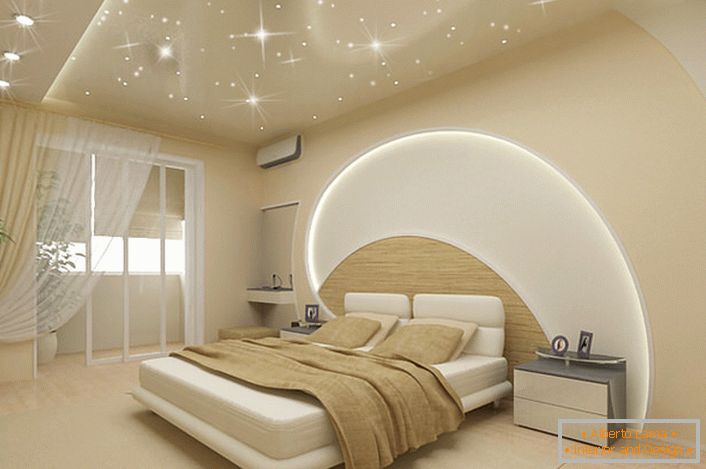 A figyelem vonzza a falak és a mennyezet díszítését a hálószobában modern stílusban. LED csíkok haladnak át a mennyezeten, és a fal az ágy fölött, stretch mennyezet utánozza a mágikus csillagos ég.