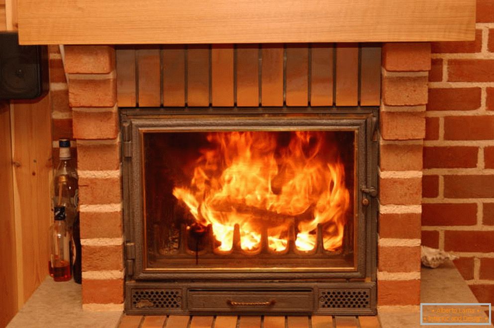 A tégla kandalló tűz szimuláció nem csak tisztességesnek tűnik, hanem felmelegíti a szobát.