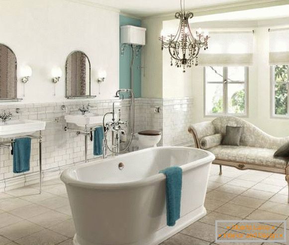 A fürdőszoba klasszikus stílusban és csillárral van ellátva