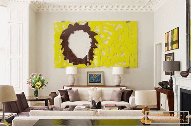 Világos nappali kandallóval és világos sárga paneltel