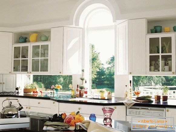 Ablaktervezés a konyhában - privát ház belső képe