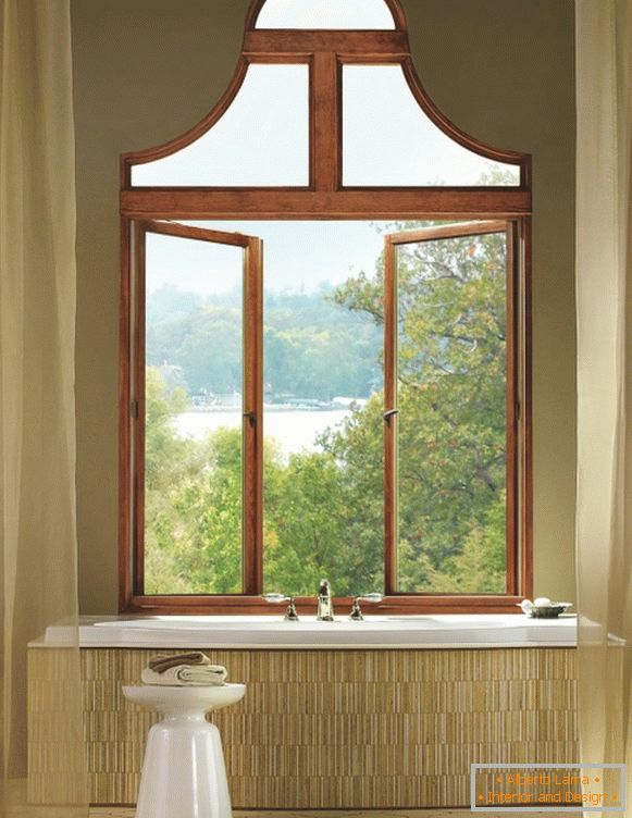 Szokatlan fából készült ablak a fürdőszobában