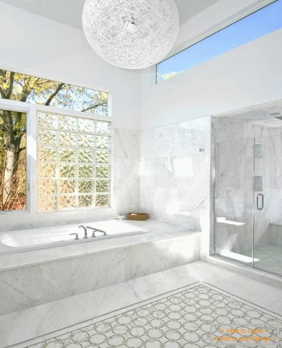 Üvegszálas ablakok a fürdőszoba tervezésében