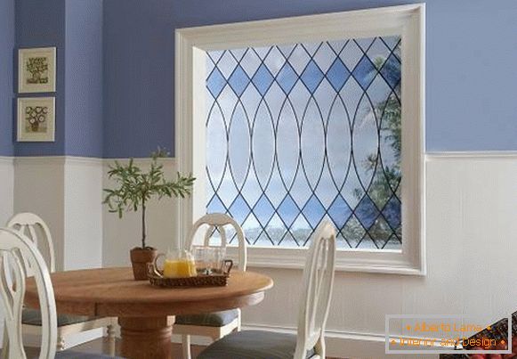 Gyönyörű ablakok - dekoratív üveg díszítéssel készült fényképek