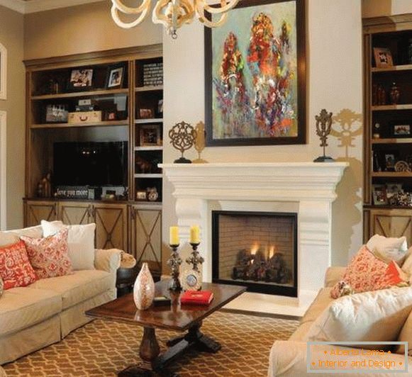 Luxus kialakítása egy nappali kandallóval a lakásban - fotó