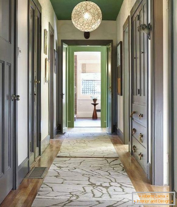 Stílusos keskeny folyosó - zöld színű fényes fotó