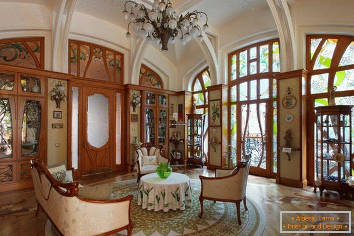 A spanyol család nagy házának nappalija modern stílusban díszített. Hangulatos szoba esti esti összejövetelekre barátaival vagy családtagjaival.