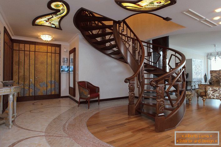 A modern stílusú csarnok spirális lépcsőházzal a második emeletre van felszerelve