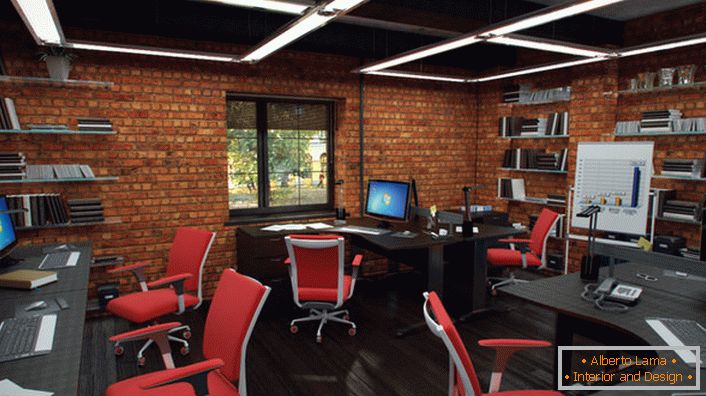 Piros szék az irodában a tetőtéri stílusban szervesen és kreatívan néz ki. A belső tér a lehető legjobban funkcionális.