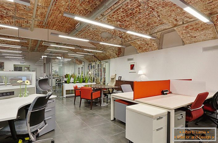 A nagyvállalat loft irodájának stílusa, mint a stílus koncepciójának való megfelelés sikeres példája.