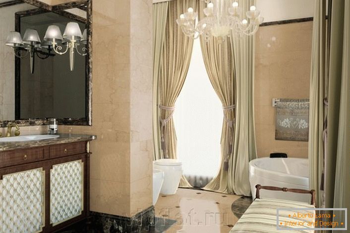A neoklasszicista stílusú fürdő nemes dekorációját a megfelelően kiválasztott bútorok hangsúlyozzák.