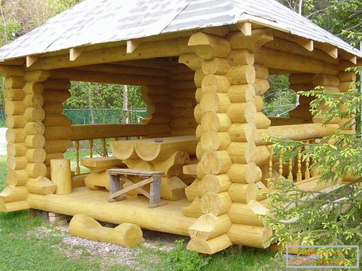 A faház stílusú faházat egy fából készült keret kreatív bútorokkal látja el.