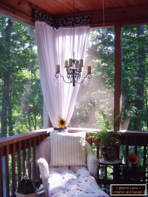 Gyönyörű design a verandán a rusztikus stílusban