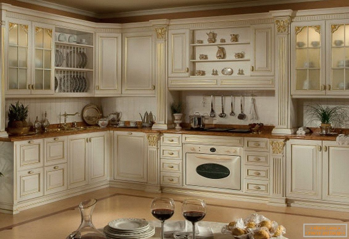 A klasszikus konyha dizájnja fehér színben
