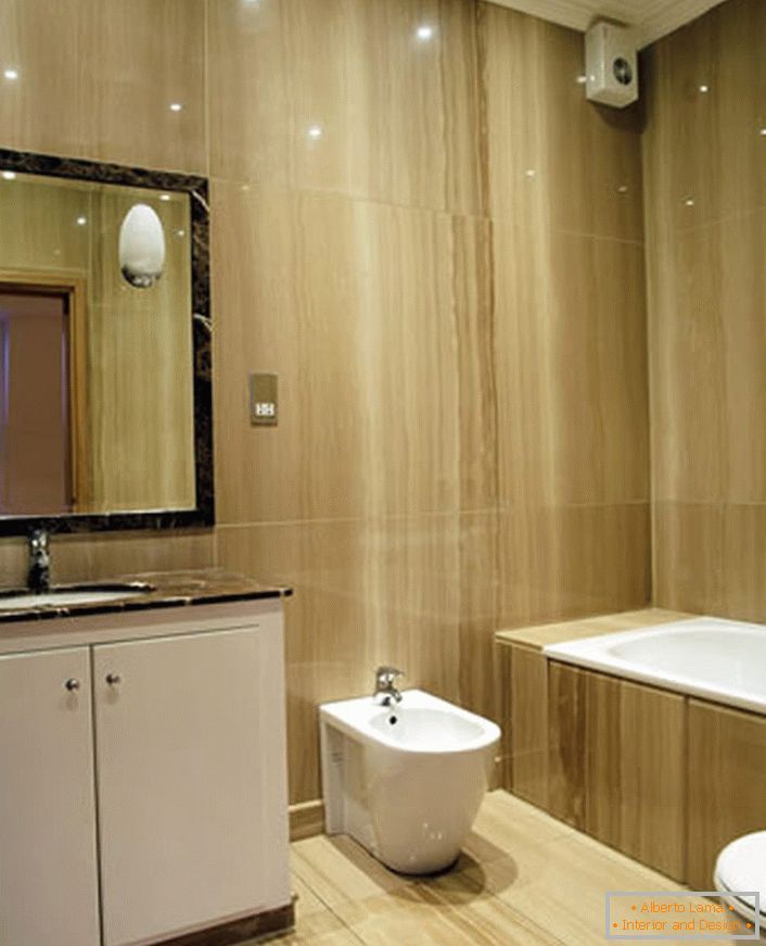 A minimalizmus stílusában a fürdőszoba lakonikus belső része szervesen illeszkedik egy kis helyiségbe.