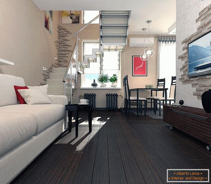 A kis, kétszintes apartman a szecessziós stílusban vonzó, finom dekorációval és természetes kő befejezésével.
