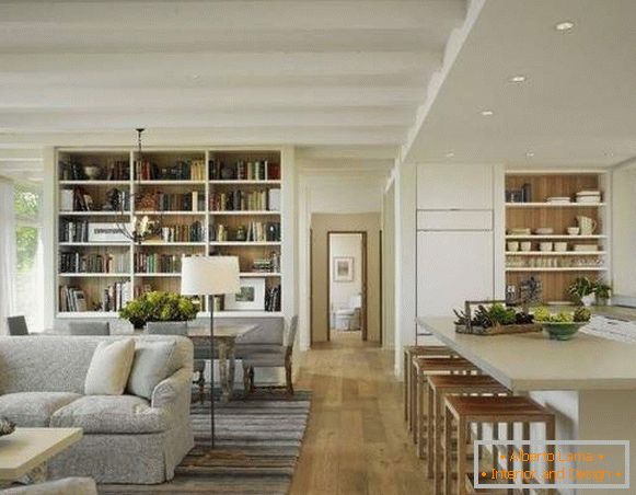 A csarnok gyönyörű belső terei egy modern házban lévő magánházban lévő konyhával