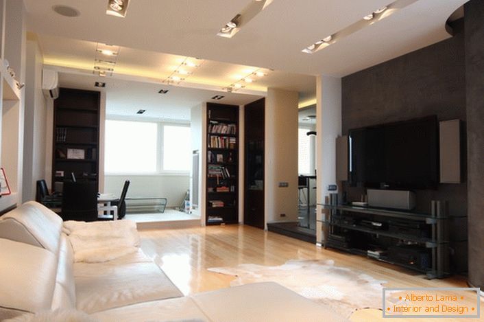 Világos nappali, egy dedikált helyiséggel a házimozik számára a minimalizmus stílusában.